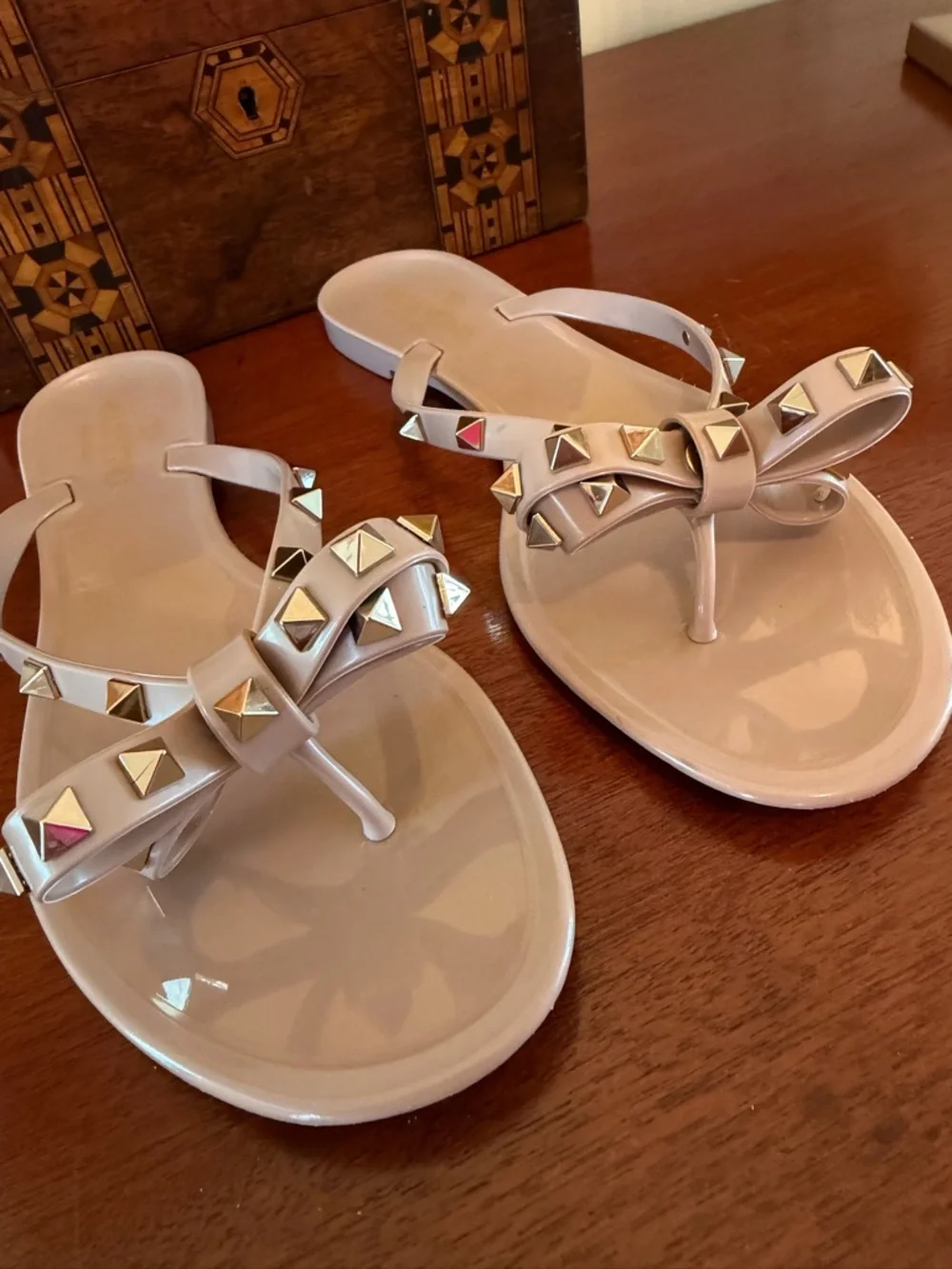 Valentino Garavani Rockstud PVC Jelly Thong Sandals Poudre EU 40 Like New Box - Picture 9 of 15